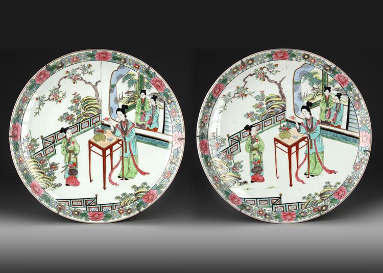 A PAIR OF CHINESE FAMILLE ROSE CHARGERS, 20TH CENTURY