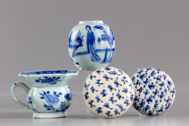 Four Chinese blue and white objects